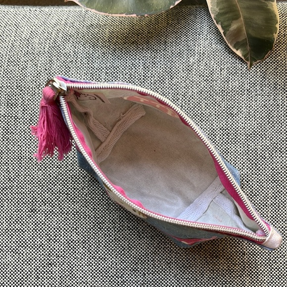 💕 Hello Kitty Plush Toy and Make up Bag! - Picture 14 of 17